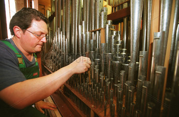 Orgelbauer bei Reparatur einer Orgel  Brandenburg