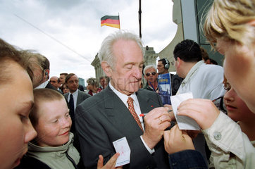 Berlin  Deutschland  Bundespraesident Johannes Rau mit jungen Waehlern