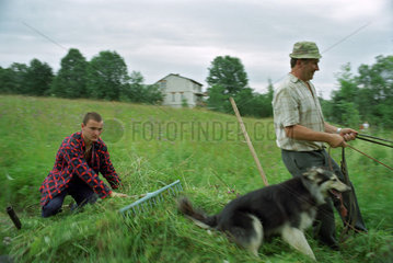 Bauer mit seinem Sohn bei der Heuernte  Sued-Ostpolen