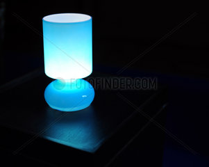 Berlin  Deutschland  blaue Lampe in einer Lounge auf einem Tisch