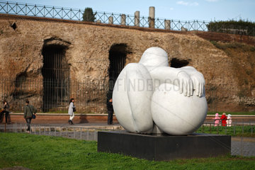 Rom  Italien  Skulptur Arraigo von Jimenez Deredia am Piazza del Colosseo