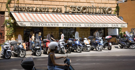 Rom  Vespas vor einer Pizzeria