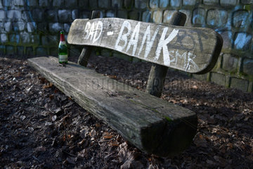Berlin  Deutschland  Holzbank im Berliner Grunewald mit der Aufschrift: Bad Bank