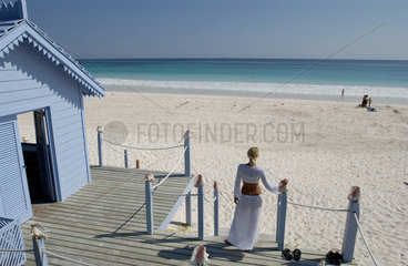 Junge Frau beobachtet das Meer  Bahamas