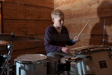 Freiburg  Deutschland  Junge (12) uebt am Schlagzeug