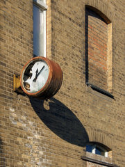Berlin  Deutschland  zerstoerte Uhr an einem Gebaeude der ehemaligen Glasfabrik