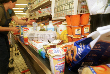 Lebensmittel auf dem Band der Kasse in einem Supermarkt