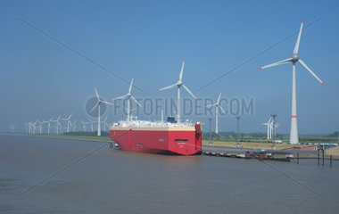 Emden  Deutschland  Windpark am Emder Aussenhafen