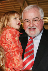 Rendsburg  Peter Harry Carstensen mit seiner Enkelin