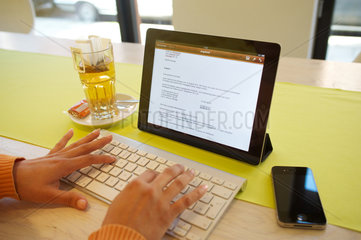 Hamburg  Deutschland  Frau arbeitet mit ihrem iPad 2 in einem Cafe
