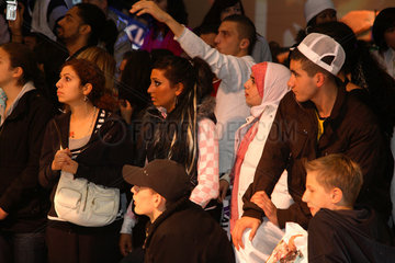 Berlin  Deutschland  Jugendliche beobachten eine Breakdance Vorfuehrung