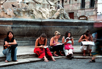 Rom  Menschen am Brunnen Quattro Fontane