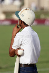 Dubai  Vereinigte Arabische Emirate  Balljunge beim Polospiel haelt einen Spielball