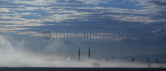 Istanbul  Tuerkei  Staubwolke auf einer Baustelle