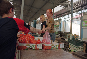 Szene mit Haendlerin und Kunden auf dem Zentralmarkt in Kaliningrad  Russland