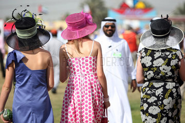 Dubai  Vereinigte Arabische Emirate  Rueckenansicht von elegant gekleideten Frauen
