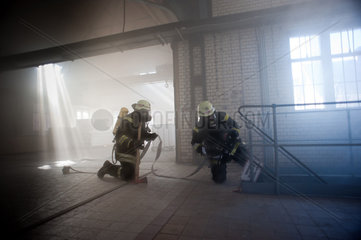 Berlin  Deutschland  Feuerwehruebung auf einem Industriegelaende