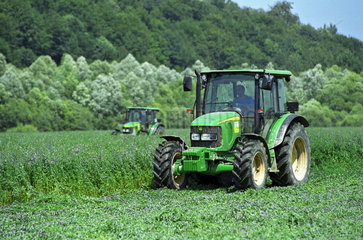 Landwirt in seinem Traktor bei der Ernte  Slowakei