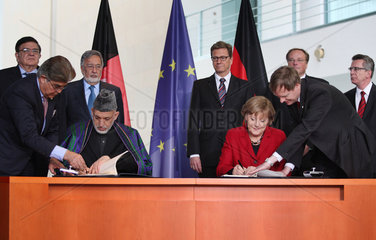 Berlin  Deutschland  Hamid Karzai und Dr. Angela Merkel bei der Unterzeichnung des Partnerschaftsabkommens