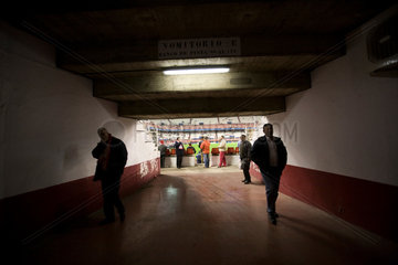 Sevilla  Spanien  Fussballfans im Sanchez Pizjuan Stadion