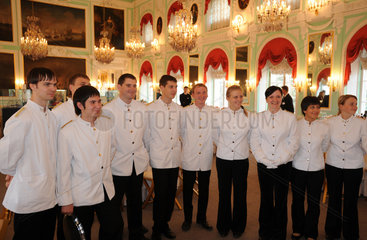 Sankt Petersburg  Russland  Servicepersonal fuer ein Galadiner im Palast von Peterhof