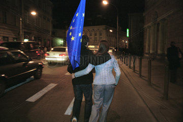 Junges Paar mit EU-Flagge in Warschau