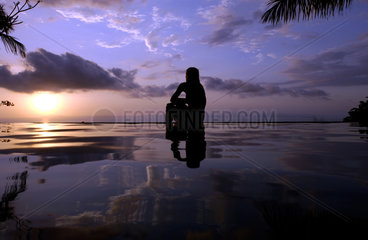 Junge Frau beobachtet den Sonnenuntergang  Costa Rica