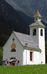 Italien  Fahrradfahrer vor der Kirche in Stampfer Bad