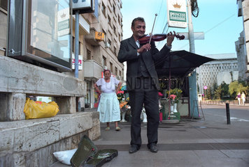Ein Sinto spielt Geige in der Innenstadt von Bukarest