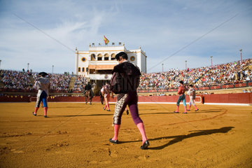 Spanien  die Teams waehrend der paseillo am Anfang eines Stierkampfes