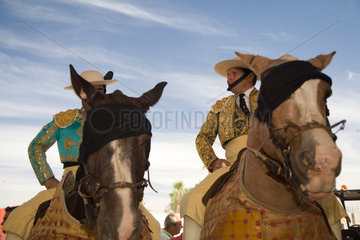 Spanien  Pikadore warten auf die paseillo (Eroeffnungsparade)  vor einem Stierkampf
