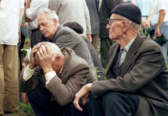 Tuzla  Bosnien und Herzegowina  Maenner trauern waehrend der Beerdigung eines Getoeteten
