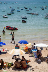 Spanien  Touristen am La Palma Strand  in der La Caleta Bucht in Cadiz
