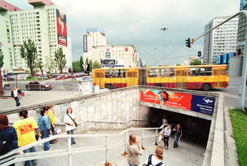 Stadtverkehr an einer Strassenkreuzung im Zentrum von Lodz  Polen