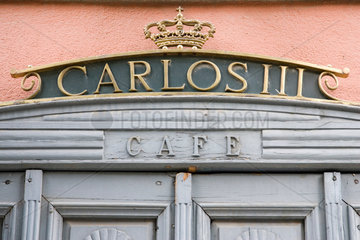 Spanien  Detail einer Tuer an einem Cafe  errichtet vom spanischen Koenig Carlos III. (Charles III.)