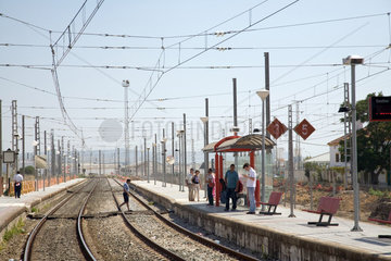 Spanien  Passagiere warten auf dem Bahnsteig auf die Ankunft des Zuges