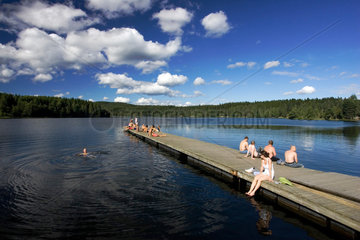 Norwegen  Touristen auf einem Steg am Sognsvann-See