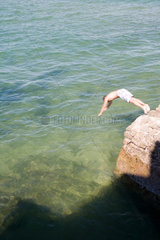 Spanien  Cadiz  ein Junge springt ins Wasser