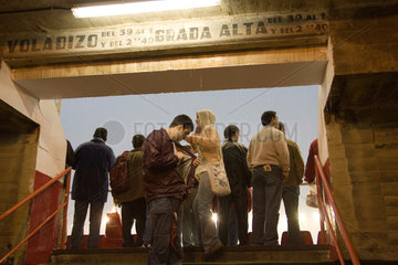 Spanien  Sevilla  Menschen im Sanchez Pizjuan Stadion in einer regnerischen Nacht