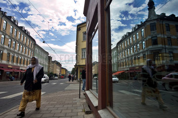 Norwegen  Oslo  muslimische Frau laeuft eine Strasse entlang