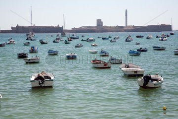 Spanien  festgemachte Boote in der La Caleta Bucht in Cadiz