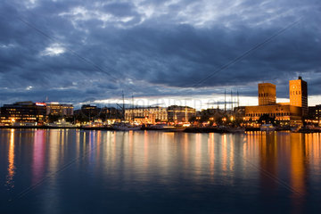 Norwegen  Blick vom Wasserseite auf Akershus Dock und Radhuset (Rathaus von Oslo)