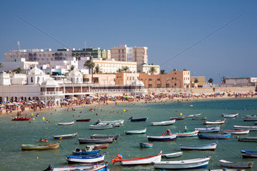 Spanien  festgemachte Boote in der La Caleta Bucht in Cadiz