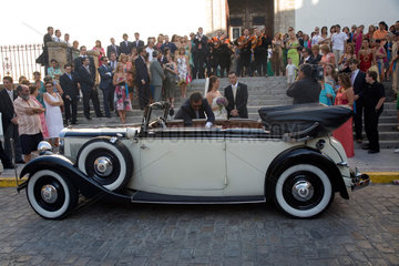 Spanien  Mercedes-Oldtimer wartet auf das Brautpaar bei einer spanischen Hochzeit