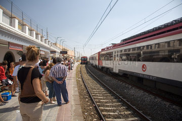 Passengers waiting on a platform for the local train to arrive  Spanien