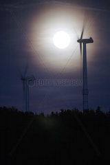 Windkraftrad und Mond in Thueringen