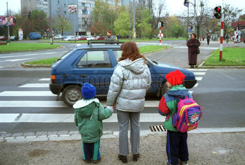 Frau mit ihren Kindern in Breslau (Wroclaw)  Polen