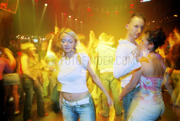 Jugendliche auf der Tanzflaeche im Klub -Lodz Kaliska- in Lodz  Polen