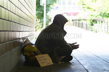 Obdachloser bittet um Spende