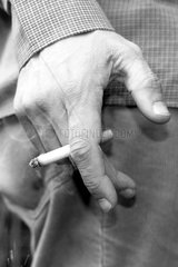 Maennerhand mit Zigarette